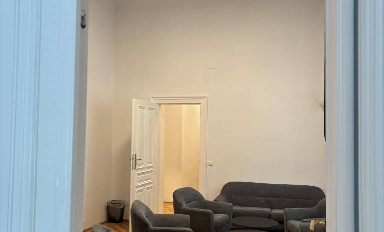 Lounge-Bereich mit Sofa und Sesseln
