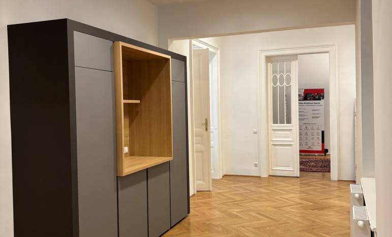Zusätzlicher Stauraum mit Kühlschrank und Vorräten